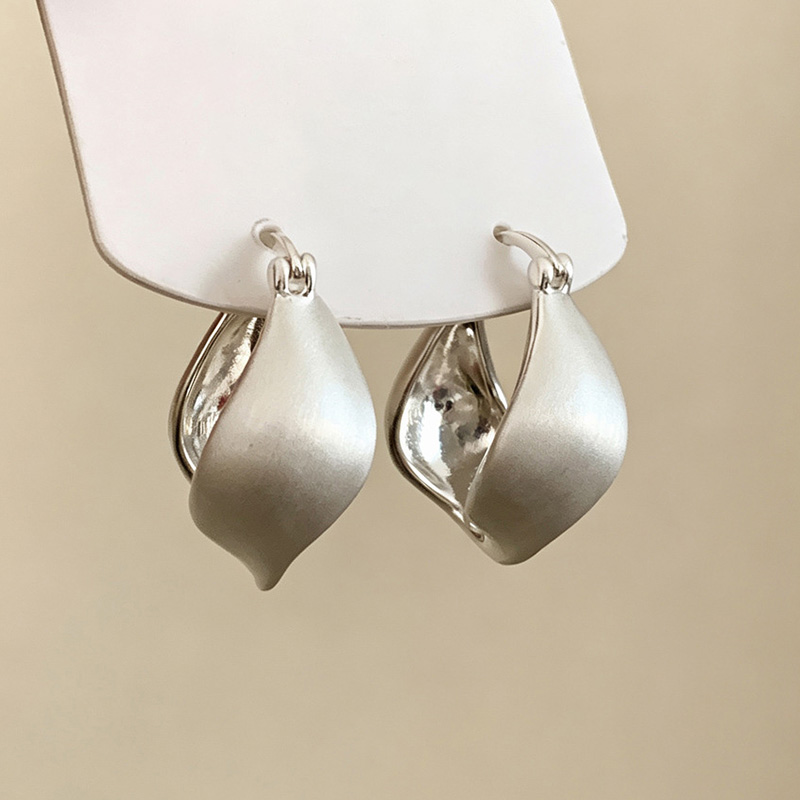 Women Accessories Drawing - Серебристые серьги-кольца с изогнутыми листьями для